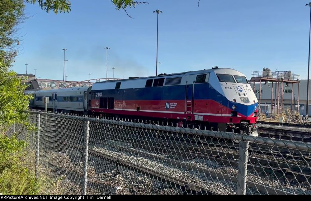 MNCR 208 arrives on train 851